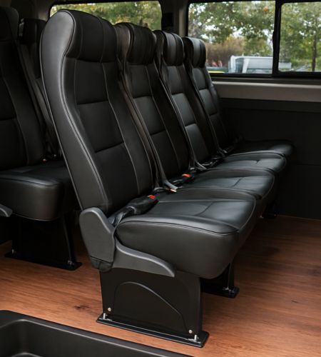 Ilustração sobre perguntas frequentes da Vitra Van - Transporte Executivo e Turismo